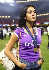 Cristiano ronaldo is rewarded with a kiss from stunning girlfriend georgina rodriguez after historic fifth champions league win in kiev. Georgina Rodriguez Georginagio7 Twitter Ronaldo Girlfriend Ronaldo Cristiano Ronaldo