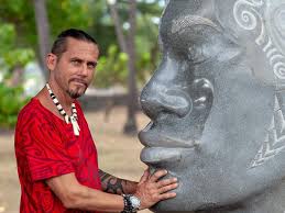 Teva Victor, fils du célèbre explorateur, se taille un prénom dans la  sculpture en Polynésie