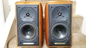 Dimensions (hwd) 37.5 x 23.5 x 36cm. Sonus Faber Signum