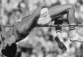 Warner menait après les quatre premières épreuves — le 100 mètres, le saut en longueur, le lancer du poids et le saut en hauteur — avec 3773 points. Athle Ch Vintage Highlights Athle Ch