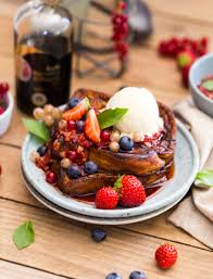 Brioche Perdue Et Salsa De Fraises Aux Fruits Rouges Et Vinaigre Balsamique De Modene Igp Invecchiato Consorzio Salsa De Fraises Brioche Perdu Dessert Simple