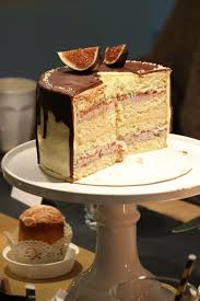 birthday cake mandel biskuit mit feigen buttercreme und karamellmousse desserts vanilla cake food