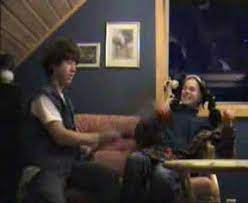 I en sofa fra ikea sitter far og denger mor, lyder første strofe i en av ole paus' uforglemmelige samfunnskritiske tekster. I En Sofa Fra Ikea Youtube