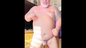 Urso dançando pelado