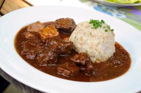 Jeleni Gulas S Knedľami Recipe Food Traditional German Food Goulash