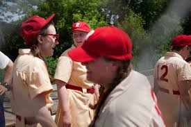 « une ligue en jupon / une ligue hors du commun » 1992 un film de : No Madonna No Geena Davis But Still In A League Of Their Own The New York Times