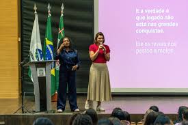 Vice-prefeita Fabiana Parro compartilha história de superação com alunos do Instituto Estadual de Educação