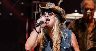 Raised in dallas, texas, solinger led the hard rockers from 1999 to 2015, and is recognized as the longest serving member of the band, eclipsing sebastian bach who played lead guitar and took singing duties for nearly 10 years, until 1996. Tnmwrtrbdzjevm