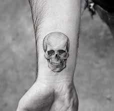 Top 43 Coolest Petites Idees Tattoo 2020 Guide Inspiration In 2020 Small Tattoos For Guys Cool Small Tattoos Small Skull Tattoo