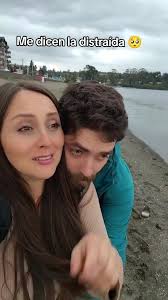 Recuerdos divertidos en el muelle con tu pareja