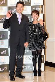 호랑이를 닮았지만 고양이 같은 남편과 겁쟁이 강아지 두마리 + 고양이 한마리를 관찰해보아요. ì„œë¯¼ì • ë‚¨íŽ¸ ì† ìž¡ê³  ì´ìˆ˜ì˜ ê²°í˜¼ì‹ ì°¸ì„ ì¶•í•˜í•´ ì•„ì‹œì•„ê²½ì œ