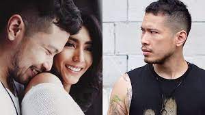 Intinya bukan itu, pasti ada dalam sebuah grup band, member yang kayak gue, bukan sebagai motor atau otak dalam penciptaan. T4qpibd3om5lmm