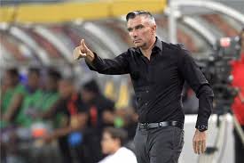 ويطمح باتريس كارتيرون المدير الفني للفريق الأول لكرة القدم بنادي الزمالك، لحسم لعبا 3 مباريات، فاز إيهاب جلال في مباراة وحيدة، وفاز كارتيرون في مباراتين، سجل مهاجمو جلال. Ø¨Ø·ÙˆÙ„Ø§Øª ÙŠÙƒØ´Ù Ø®Ø·Ø© ÙƒØ§Ø±ØªÙŠØ±ÙˆÙ† Ù„Ø¹Ù„Ø§Ø¬ Ø³Ù„Ø¨ÙŠØ§Øª Ø¯ÙØ§Ø¹ Ø§Ù„Ø²Ù…Ø§Ù„Ùƒ Ø¨Ø·ÙˆÙ„Ø§Øª