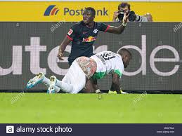 Herzlich willkommen auf der website von borussia mönchengladbach. Marcus Thuram Mg Front Zeigt Seine Unterhosen Nachdem Seine Duelle Gegen Ibrahima Konate L Aktion Erdmaennchen