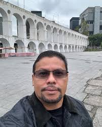 Os Arcos da Lapa localizam-se na região da Lapa, no bairro da Lapa, na Zona  Central do município do Rio de Janeiro. Considerada como a obra  arquitetônica de maior porte empreendida no