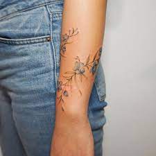 This small rose is the perfect size for the wrist. Thank You Yusi Super Cute Idea Flower Flowertattoo Floraltattoo Forgetmenot Forget Me Wrap Around Wrist Tattoos Wrap Around Tattoo Flower Wrist Tattoos