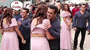 Salman Khan Sweet Moment With Sai Manjrekar At Dabang 3 Trailer Launch Youtube Radio dabang produces world class bollywood news and entertainment. salman khan sweet moment with sai manjrekar at dabang 3 trailer launch