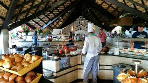 Casa de campo bungalows & suites cieneguilla este trozo de calma se ha retirado del gran pastel capitalino que es lima, ciudad cuya distancia está a 30 minutos. Restaurante Del Desayuno Fotografia De Casa De Campo Resort Villas La Romana Tripadvisor