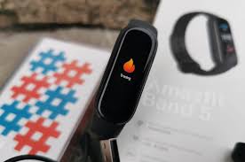 Pulsoksymetr na palec z funkcją alarmu dźwiękowego i optycznego pozwala na szybki i łatwy pomiar saturacji (spo2) oraz pulsoksymetr napalcowy do pomiaru saturacji i pulsu na opuszkach palców. Test Amazfit Band 5 Tani Smartband I Pulsoksymetr W Jednym Gsmmaniak Pl