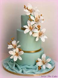 Gateau De Mariage Avec Des Lis De Sucre Et Des Details D Or In 2020 Beautiful Wedding Cakes Floral Cake Cake Decorating