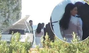 Silahkan klik gambar di atas untuk memperbesar ! Kim Kardashian And Kanye West Wedding Pictures From Florence S Fort Belvedere In Italy Daily Mail Online