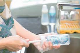 Stiker yang menempel pada plastik atau barang berbahan stainless steel memang relatif lebih mudah untuk kamu bersihkan. Jangan Sembarangan Begini Cara Tepat Membersihkan Botol Susu Bayi Alodokter