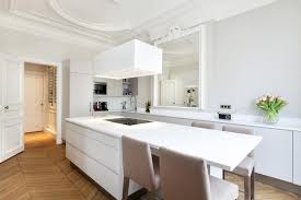 Grande Cuisine Avec Ilot Central Dans Un Appartement Haussmanien Large Kitchen Kitchen Remodel Home Interior Design