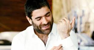 سام روثشتاين مدير نادٍ للقمار تم تعيينه من قبل المافيا للإشراف على إحدى النوادي التابعة لها في لاس فيجاس خلال فترة السبعينيات حتى أوائل الثمانينيات، ويتزوج من جنجر المدللة والمغرورة والخبيثة، بينما يتم إرسال نيكي سانتورو، وهو محصل أموال ومنفذ أوامر. ÙˆØ§Ø¦Ù„ ÙƒÙÙˆØ±ÙŠ ÙƒÙ„ Ùˆ Ø¨ÙŠØµØ±Ø® Ø¨Ø§Ù„Ø¹ÙŠØ¯ Ø±ÙˆØ­Ùˆ Ù…Ø§ Ù…Ø¹Ù†Ø§ ÙØ±Ø§Ø·Ø© Bitajarod Online Magazine