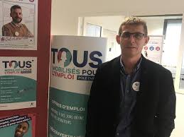 The agency employs 45,000 civil servants. Falaise Frederic Martigny Est Le Nouveau Directeur De L Agence Pole Emploi Caen Maville Com