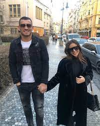 A veľmi štedro, nakoľko vďaka svojej popularite si nazbierala aj vyše 800 tisíc sledovateľov na instagrame, čo znamená rovnako veľmi štedrý prísun peňazí. Porotkyna Superstar Monika Bagarova CochviÄ¾a Rodi Priznala Strach O Buducnost Aj Depresiu Galeria Topky Sk