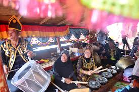 Tari perang adalah tari yang melambangkan kepahlawanan dan kegagahan rakyat papua. Regatta Lepa Semporna Hari Perayaan Suku Kaum Bajau Di Sabah Penuh Dengan Warna Warni Libur