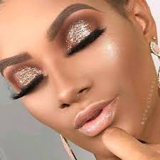 Maquillaje en dorado ideal para fiesta de fin de año