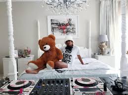 The iconic dj zinhle brings a powerful afro house set for the fourth instalment of the lab johannesburg. Win An Online Personal Meet N Greet With Dj Zinhle And Red Bull This Thursday Gauteng Lifestyle Mag