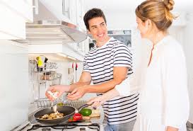 Listado de recetas se setas y hongos: Pareja Feliz De Pie En La Cocina Preparando Setas En Sarten Foto Gratis