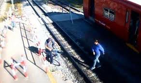 Cuando passepartout fue a buscar al reverendo se dio cuenta de que llevaban un día de adelanto. Brenda La Joven Que Cayo Del Tren Tras Un Robo Recibio El Alta Y Ya Esta En Su Casa