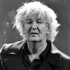 Avec la disparition de jacques higelin, mort vendredi 6 avril à paris, la scène musicale française perd un personnage engagé et atypique, un poète fantasque de la chanson française. Mort De Jacques Higelin Qui Est Sa Femme Aziza Zakine Femme Actuelle Le Mag