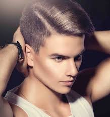 Les tendances dans la coupe de cheveux pour homme évoluent à la même vitesse que la mode vestimentaire, il y a donc toujours de quoi vous inspirer pour l'undercut version cheveux bouclés. Coupe Homme Fondu A La Mode Maintenant Ou Comment Vous Faire Comprendre Par Votre Coiffeur