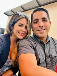 Son primos y se casaron. Xavier Velez es de Portoviejo y es el nuevo  gerente de la Empresa municipal de Aseo Integral #Montecristi EP. La esposa  es la asesora de imagen de