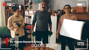 Fehmi'nin doktora gidip kalp elektrosu çektirmesi gerekmektedir. Seksenler Oyunculari Ailecek Ev Yapimi Nda