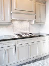 This Striking Marble Backsplash Pairs Well With These Shaker Style Cabinets The T Kitchen Cabinets Decor Open Plan Kitchen Living Room Kitchen Cabinet Styles