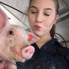 Hallo allemaal,🙋‍♂️ Ik ben Bart Priems, 21 jaar en kom uit Berlicum. Thuis  hebben mijn ouders een melkveebedrijf met 130 MRIJ(Maas Rijn IJsel)  koeien.🐄 De keuze voor MRIJ is gemaakt om een