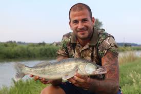 Buchen sie jetzt ein einmaliges angelerlebniss an einem der fischreichen italien carp lakes. Fishing Camp Serravalle Catfish Carp Zander Fishing Italy Am Po