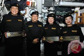 Komen tadi saya delete aja takut salah paham dikira menghina. Dua Menteri Dianugerahi Brevet Hiu Kencana Antara News