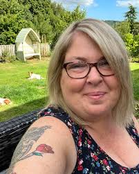 I don`t know why but Kaley`s post about my keyboard trousers inspired me to  use them and write a poem about myself that I`ve simply and indeed modestly  called "I am Legend"