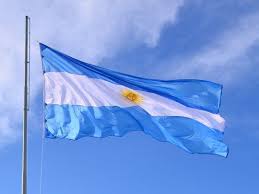 La bandera de argentina o bandera nacional es, junto con el escudo de la república argentina, el himno nacional argentino y la escarapela de argentina, uno de los cuatro símbolos nacionales de república argentina y está basada en la bandera creada por manuel belgrano. 4xj0uxkdpcdqbm