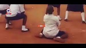 Shilole amwaga vyakula vya shishi food jukwaani | viuno vya shabiki vyamvuruga. Hatari Viuno Vya Wanafunzi Wakicheza Inama Ya Diamond Platnumz Youtube