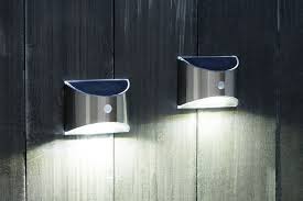 Rumah minimalis tidak selalu memiliki tiang teras persegi. Hindari Rumah Kemasukkan Pencuri Dengan 7 Lampu Teras Ini