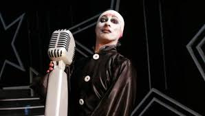 Los saludamos y le damos la bienvenida al minuto a minuto del cierre del grupo a de la copa américa. Marilyn Manson Imitador Mike Bravo Gano Gran Final Yo Soy Grandes Batallas Video Espectaculos Correo