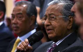 Kemudian berlakulah langkah sheraton yang menyaksikan kita mendapat perdana menteri baharu, tan sri muhyiddin yassin. Panas Mahathir Nasihat Muhyiddin Letak Jawatan