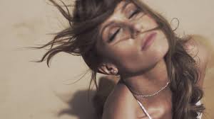 V apríli 2009 vyšiel klip k novému singlu „holka jako já, ktorý rozpráva príbeh z anglickej leteckej základne počas druhé svetovej vojny. Tereza Kerndlova Pribliz Me Bliz Official Video Youtube